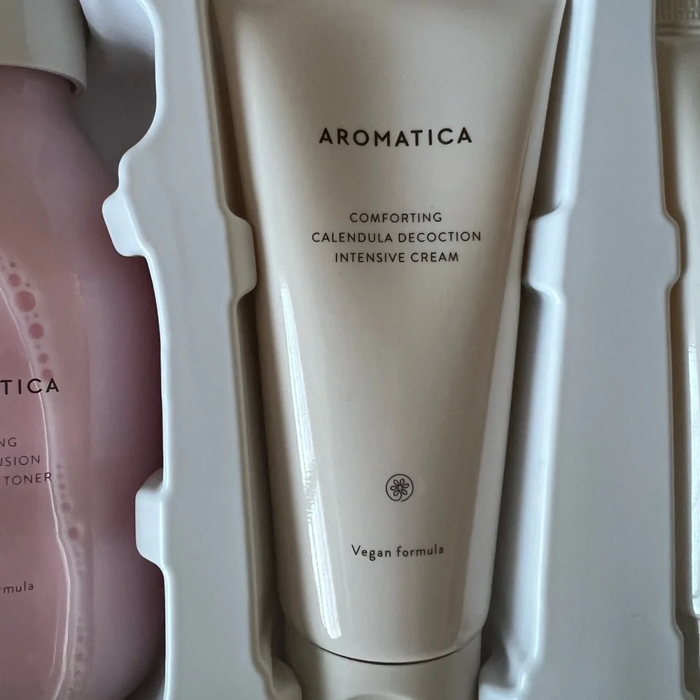 Aromatica Skincare Gift Set with Tote - Picture 4 of 10